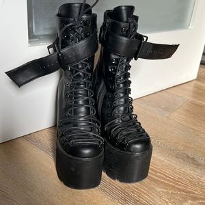 Current Mood size 7 platform boot